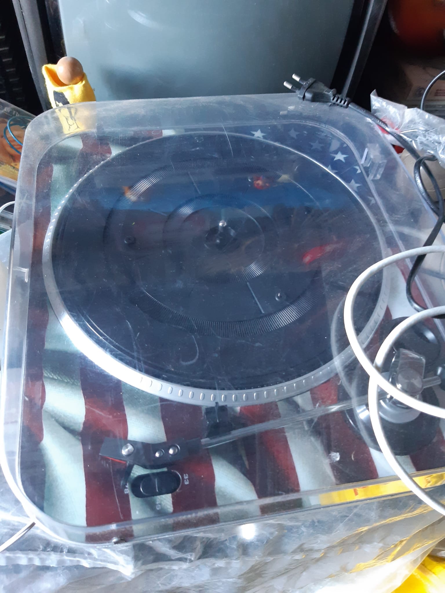 Turntable with lid