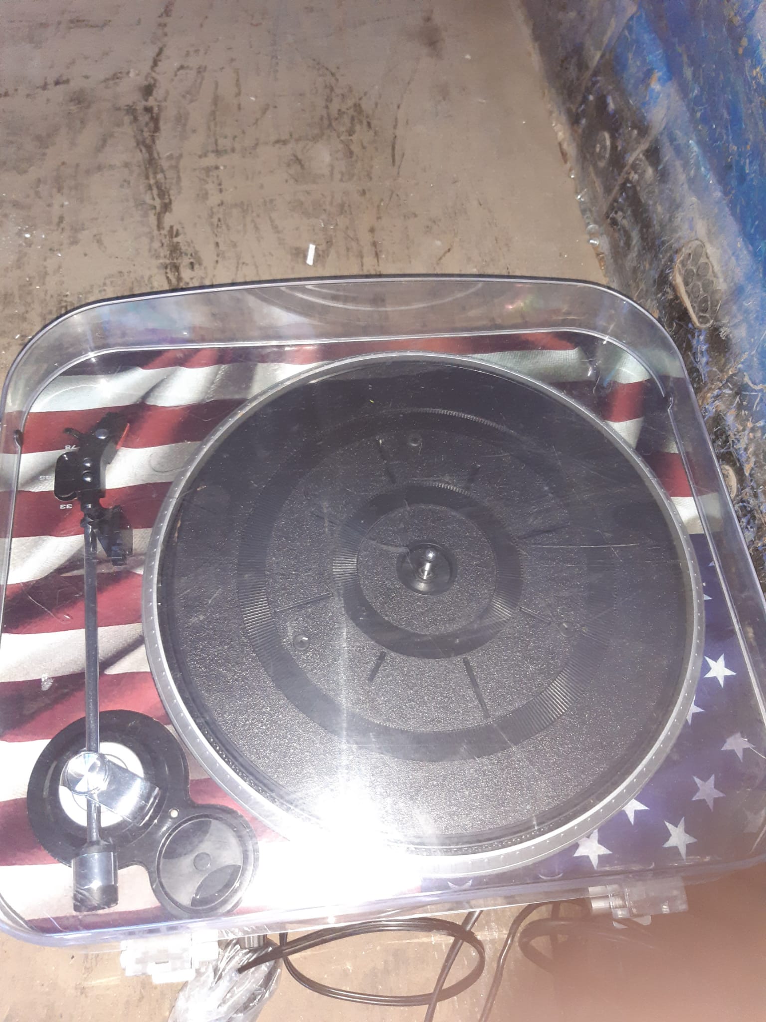 Flag-style turntable